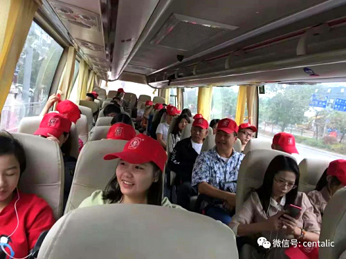 先得利公司一群人的幸?？駳g，深圳九龍生態(tài)園秋游拓展之旅